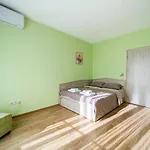 Апартаменты Sunny And Quiet 2bdr