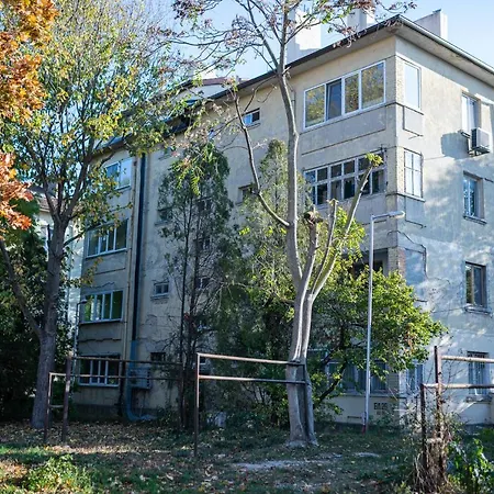 Sunny And Quiet 2bdr Варна
