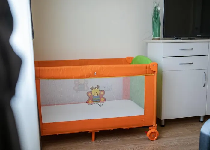 Sunny And Quiet 2bdr Lägenhet Varna