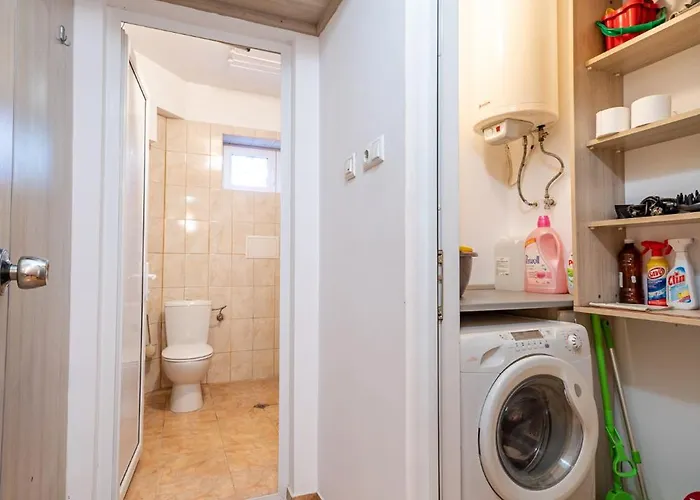 Lägenhet Sunny And Quiet 2bdr