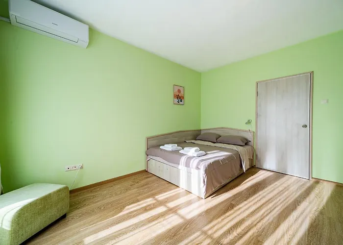 Lägenhet Sunny And Quiet 2bdr