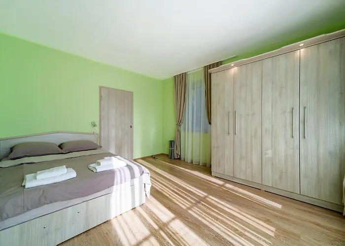 Lägenhet Sunny And Quiet 2bdr