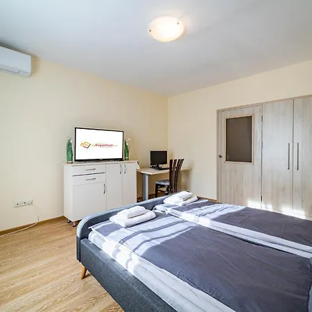 Sunny And Quiet 2bdr Appartement