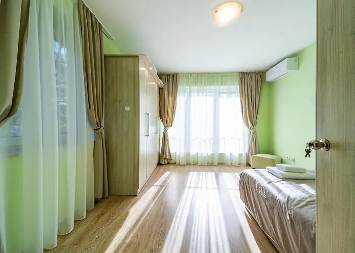 Sunny And Quiet 2bdr Апартаменты